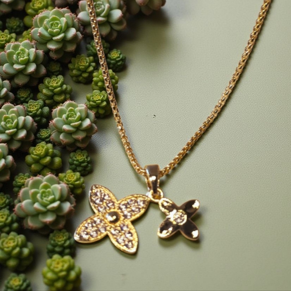 SALE!! Dainty Double Clover Necklace NWT - Picture 1 of 5